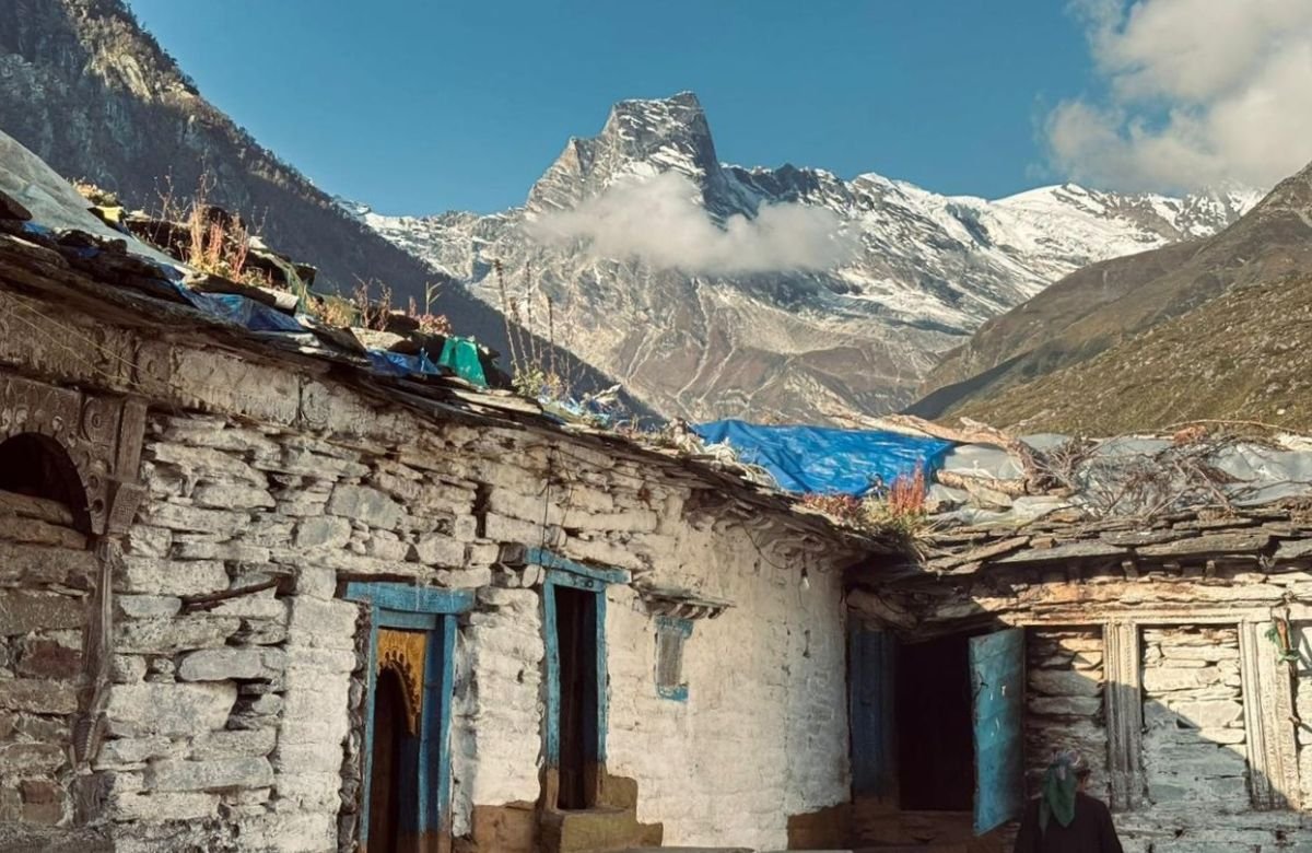 Laspa Village in Munsiyari surrounded by Himalayan mountains, traditional stone houses, and scenic trekking trails.